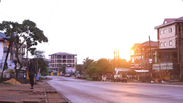 Une route avec des bâtiment de chaque côté