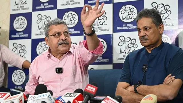 এখনো মমতা ব্যানার্জীর ‘অনুগত’ দু’জন এমপি কল্যাণ ব্যানার্জী ও কীর্তি আজাদ, দিল্লিতে সাংবাদিক সম্মেলনে। 