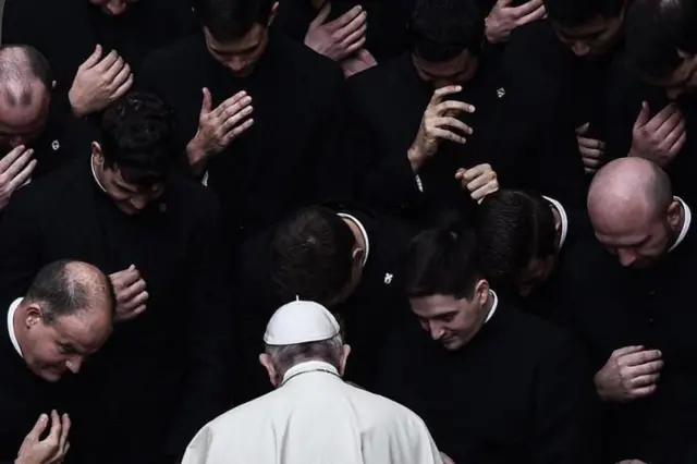 Папа Франциск молится со священниками по окончании ограниченной публичной аудиенции в Ватикане во время пандемии ковида
