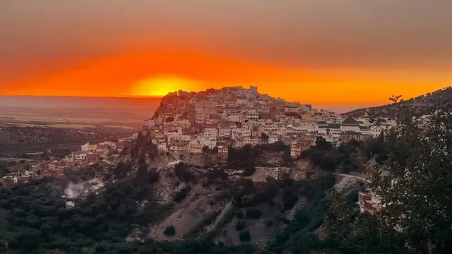 دوسری پہاڑی سے قصبے کا سورج کے ڈوبتے وقت کا منظر