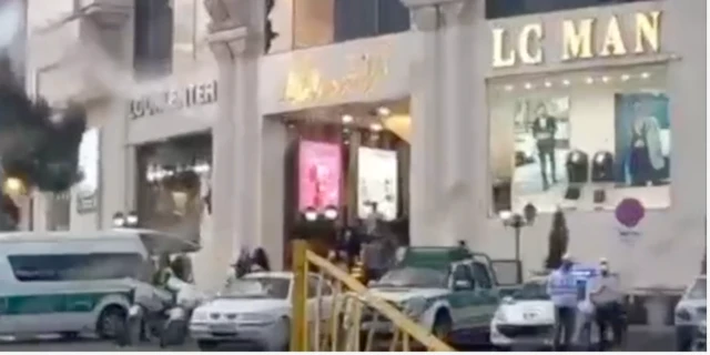 یکی از مخاطبان بی‌بی‌سی فارسی با ارسال این تصویر از بی‌بی‌سی فارسی تصاویری از حضور نیروهای امنیتی و پلیس حجاب مقابل یک مرکز خرید در کرج گفته است: «مراکز خرید به دلیل حضور گسترده گشت ارشاد خلوت شده و حتی برای پیاده‌روی هم دچار مشکل شده‌ایم.»