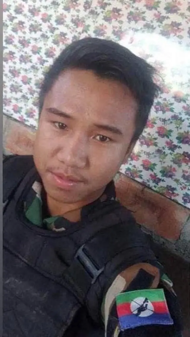 “ကျွန်တော်တို့ CNO/CNDF ရွှေဘိုနဲ့ ဘုတလင်ကြားမှာ မစ်ရှင်တစ်ခုတာဝန်ထမ်းဆောင်ပြီး ပြန်လာတာ၊ ဇရပ်တခုမှာနားနေချိန်မှာ ဘယ်လိုသတင်းရသွားတယ်ဆိုတာတော့မသိသေးဘူး။ အဲဒီမှာဝိုင်းပြီး ပစ်ခံရတာ” လို့ ဆလိုင်းကျုံးငိုင်းက ဘီဘီစီကိုပြောပါတယ်။