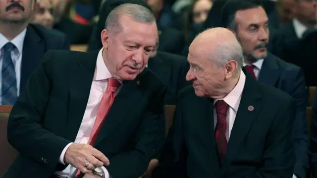 اردوغان، رئیسجمهور ترکیه با ستایش از پیشنهاد «شجاعانه» متحد ملیگرای خود گفت که این پیشنهاد «فرصتی طلایی» است و او را به عنوان رهبر آیندهنگر ستود