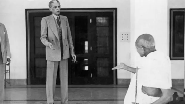 24 नोव्हेंबर 1939 ला मोहम्मद अली जिन्ना यांच्या घरातून निघताना मोहनदास करमचंद गांधी
