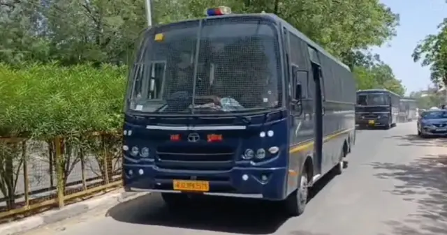 চারটি বাসে চাপিয়ে ১৪৮ জন চিহ্নিত অবৈধ বাংলাদেশীকে রাজস্থানের যোধপুর বিমানবন্দরে নিয়ে আসা হয়