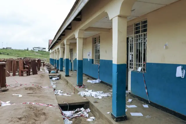 Vue générale d'un bureau de vote saccagé après que des personnes aient été empêchées de voter à Bunia, dans la province d'Ituri, le 20 décembre 2023.