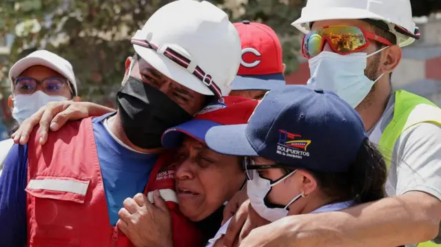 Un grupo de personas se abrazan y lloran tras los terremotos de 2026 en Venezuela.