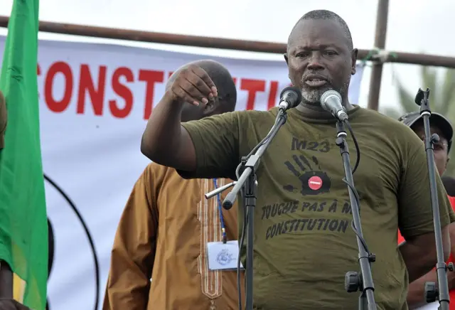 Alioune Tine s'exprimant lors d'un rassemblement de l'opposition à Dakar le 23 septembre 2011 (Archives) 