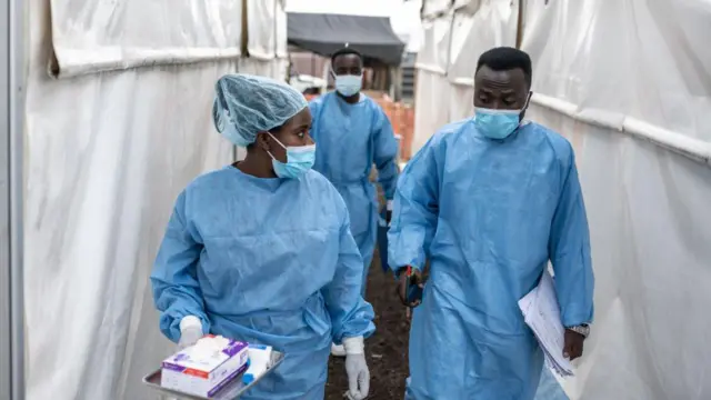 Les médecins et les infirmières traitent un grand nombre de patients présentant des symptômes tels que de la fièvre, des maux de tête, des gonflements, des douleurs dorsales et musculaires.