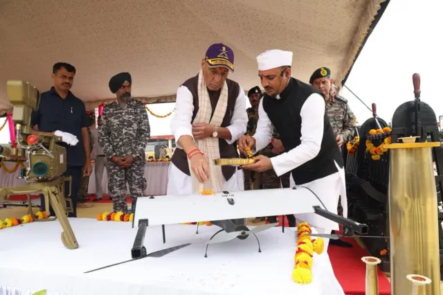 দশেরা উপলক্ষে সামরিক ঘাঁটিতে রাজনাথ সিংয়ে পূজা-অর্চনা