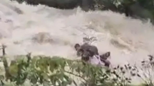 மகாராஷ்டிராவின் லோனாவாலாவில் உள்ள புஷி அணை நீர்வீழ்ச்சி