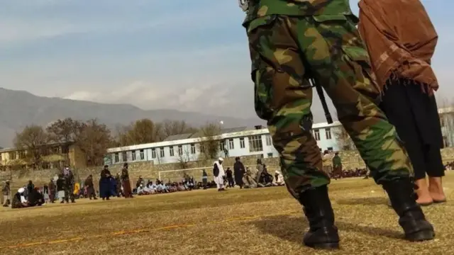 Shughuli ya watu kucharazwa viboko hadharani katika uwanja wa michezo mjini Charikar, Parwan, tarehe 8 Desemba 2022.