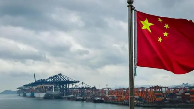 चीन के शेन्ज़ेन में यांटियन इंटरनेशनल कंटेनर टर्मिनल में कंटेनर जहाज, क्रेन और शिपिंग कंटेनर रखे गए हैं