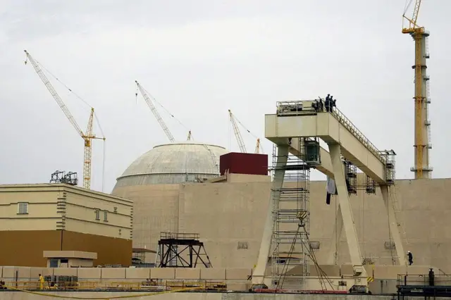 نمای کلی نیروگاه اتمی بوشهر در ۱۳۰۰ کیلومتری جنوب تهران گرفته شده است، در ۱۱ مارس ۲۰۰۳