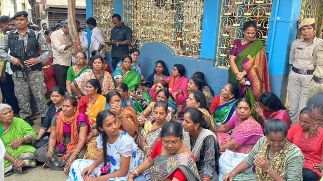 ముత్యాలమ్మ గుడి ముందు ఆందోళన