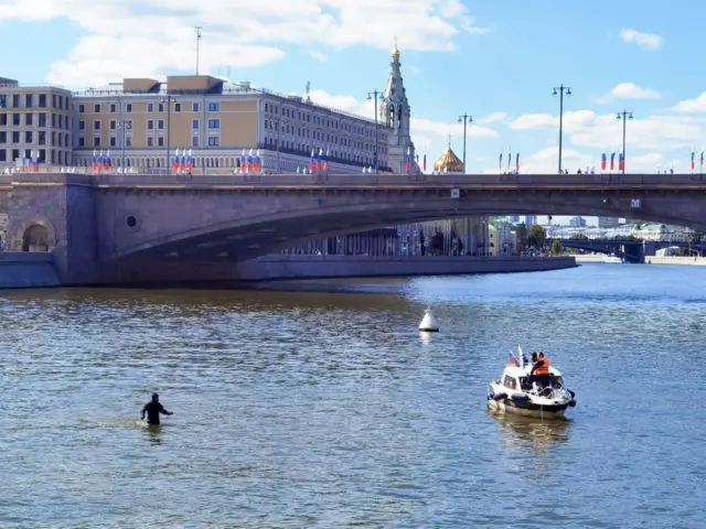 Оперативные службы в районе парка «Зарядье», где в Москве-реке обнаружены тела погибших диггеров