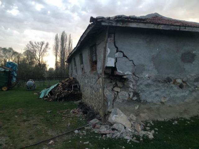 Tokat'ta gerçekleşen depremden ötürü Yozgat'ın Yelten köyünde bulunan bazı evler hasar gördü