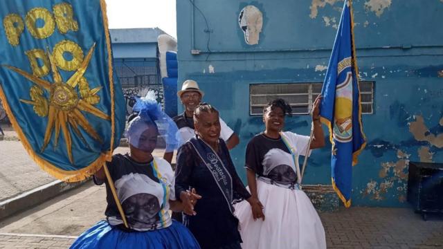 Bandeira e estandarte da escola de samba Pôr do Sol