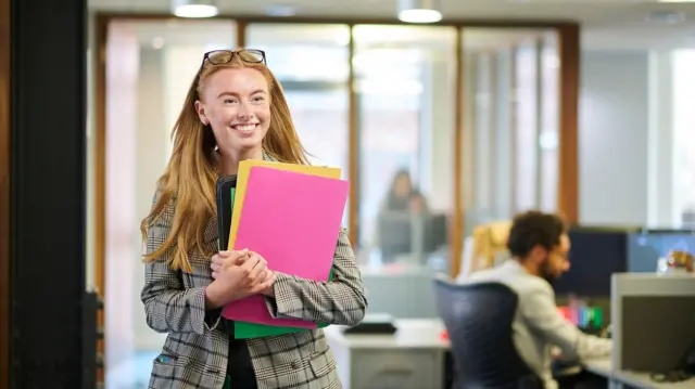 Jeune femme dans son premier emploi