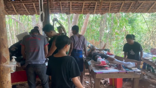 တိုက်ပွဲမှာ ဒဏ်ရာရထားတဲ့တပ်ဖွဲ့ဝင်ကို ကုသပေးနေကြတဲ့ ကျားဖြူစစ်ကြောင်း