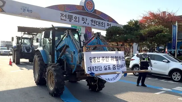 트랙터를 타고 임진각으로 향하는 통일촌 등 접경지 마을 주민들