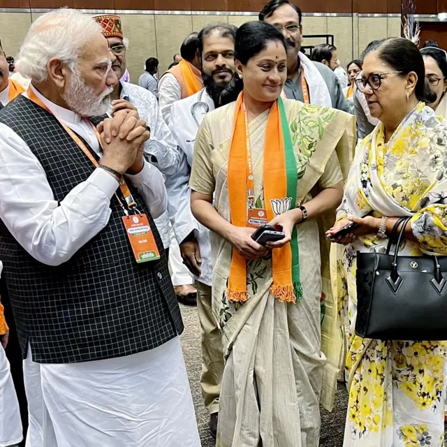 मोदी के साथ वसुंधरा राजे