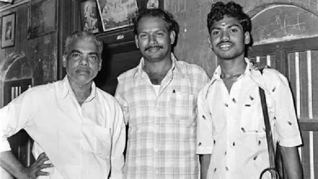 રવિન્દ્રન (જમણે) કહે છે કે તસવીરો ખેંચીને તેઓ સારા પૈસા કમાયા છે