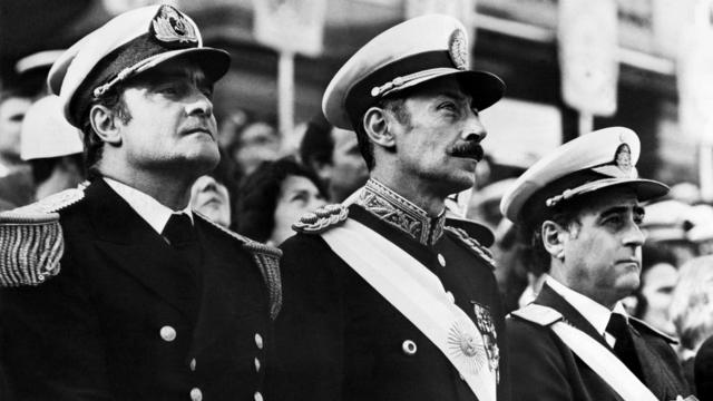 Emilio Massera (esq), Jorge Rafael Videla e Orlando Ramon Agosti, líderes da Junta militar que tomou o poder argentinocasa de aposta que da 5 reais24casa de aposta que da 5 reaismarçocasa de aposta que da 5 reais1976