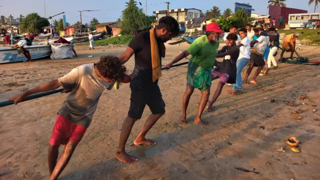 වෙරළේ සිට කිලෝමීටර් එකහමාරක් පමණ ඈත මුහුදේ සිට මසුන් අල්ලන මාදැල් ඇදීම මෙරට සාම්ප්‍රදායික ධීවර පන්න ක්‍රමයකි. 