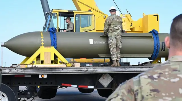 Massive Ordnance Penetrator (MOP) isimli bomba bir kamyonla taşınırken