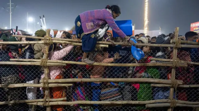 سيدة تقفز من فوق حواجز