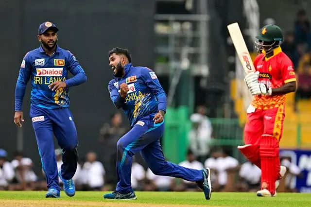 වනිදු හසරංග නැවත වරක් ජාත්‍යන්තර පිටියට පැමිණීම සනිටුහන් කළ පළමු තරගයේදීම ලකුණු 19 කට කඩුලු 7ක් දවා ගැනීම විශේෂත්වයකි.