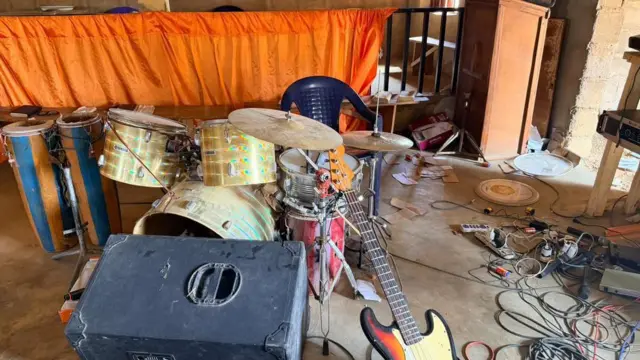 Ngwa egwu dị n'ime otu ụlọụka ahụ ndị ojiegbe wakporo ma tọrọ ọtụtụ mmadụ na ya