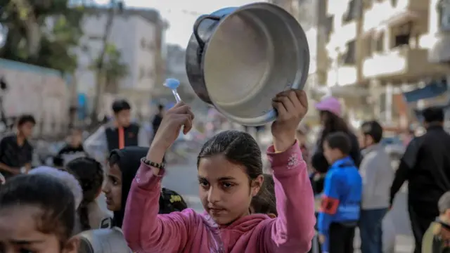 کودکان فلسطینی با در دست داشتن بنرها و کاسه های خالی، در اعتراض به کمبود مواد غذایی در شهر به دلیل حملات اسرائیل و خواهان آتش بس در شهر غزه، غزه در 12 مارس 2024، تجمع کردند.