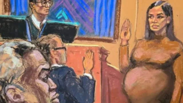 Рисунок из зала суда: беременная женщина поднимает руку в зале суда