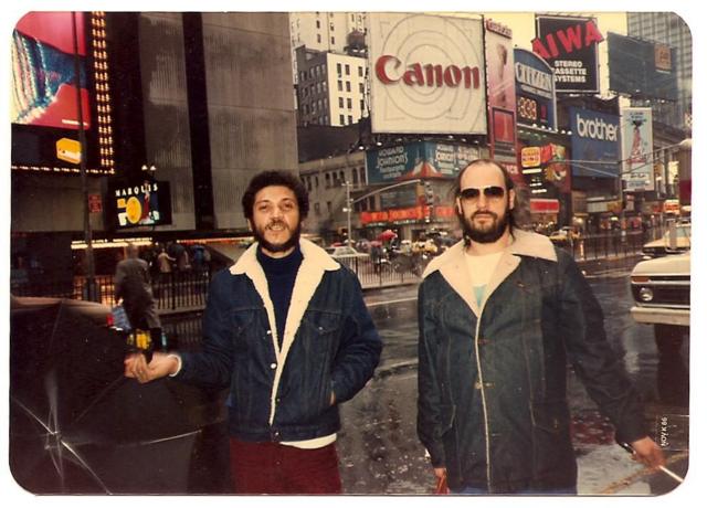 Foto amarelada e colorida mostra Lincoln Olivetti e Robson Jorge  em rua de Nova York, olhando para a câmera