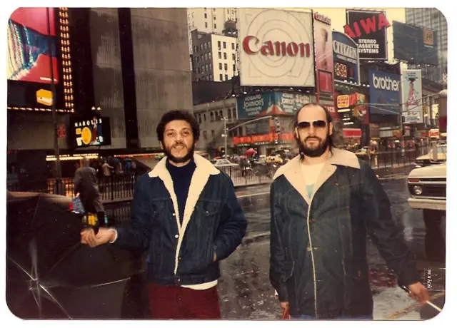 Foto amarelada e colorida mostra Lincoln Olivetti e Robson Jorge jogo que paga mais na blazeruajogo que paga mais na blazeNova York, olhando para a câmera