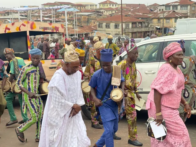 Díẹ̀ lára àwọn àwòrán bí ayẹyẹ ṣíṣí ààfin tuntun ní ìlú Ibadan ṣe ń lọ nìyí.