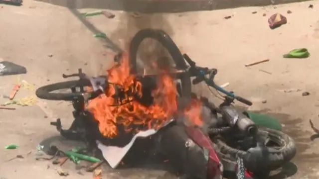 বিএনপি-আওয়ামীলীগ পাল্টা-পাল্টি কর্মসূচি ঘিরে সংঘর্ষ হয়েছে বেশ কয়েকটি জেলায়।