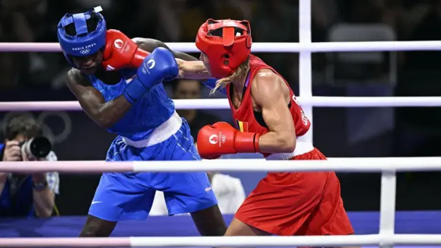Cena da luta entre a pugilista belga Oshin Derieuw e a cabo-verdiana Nancy Moreira, durante os Jogos Olímpicos de Paris de 2024