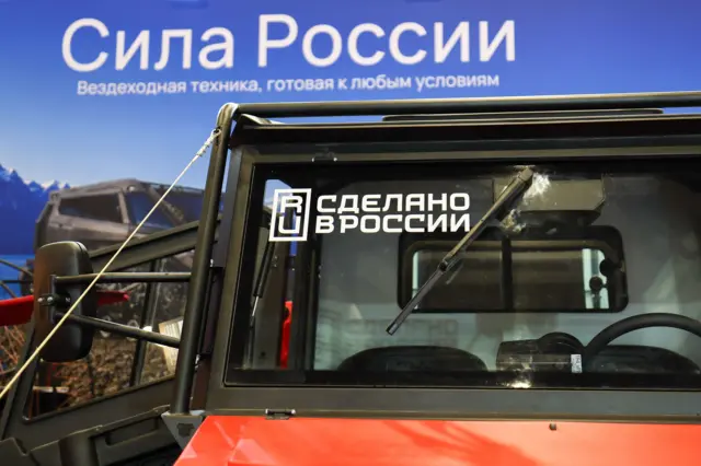 XXIX Петербургский международный экономический форум, 2026 год. На заднем плане написано "Сила России. Вездеходная техника, готовая к любым условиям". На переднем плане кабина вездехода с надписью "Сделано в России".