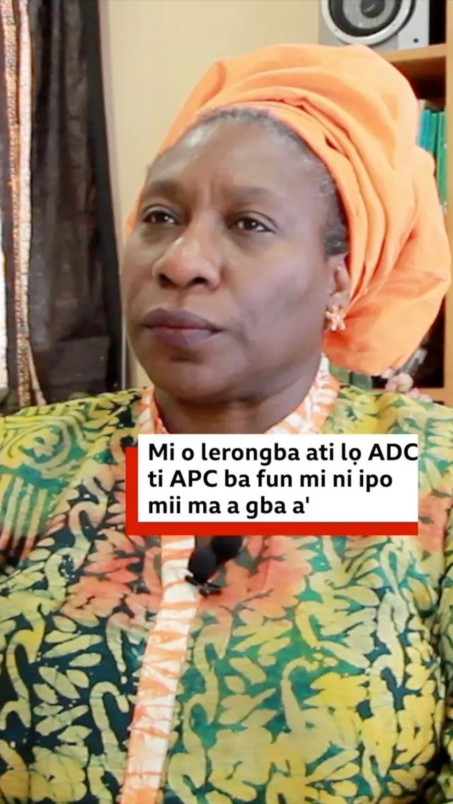 Iyabo Obasanjo wọ asọ Adirẹ alawọ ewe ati ofeefe, o we gele alawọ omi ọsan, o si joko lati ba akọroyin BBC News Yoruba sọrọ
