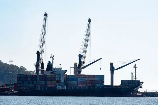 Grúas y contenedores en el puerto Caldera, en la costa del océano Pacífico de Costa Rica.