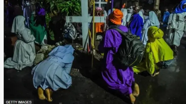 Awọn ọmọ ijọ Legio Maria ni Kenya ni wọn wọsọ alawọ oriṣiiriṣii yii, awọn naa n ṣajọyọ Keresi niluu Mathare, Nairobi, lọjọ kejidinlọgbọn, oṣu Kejila ọdun 2024.