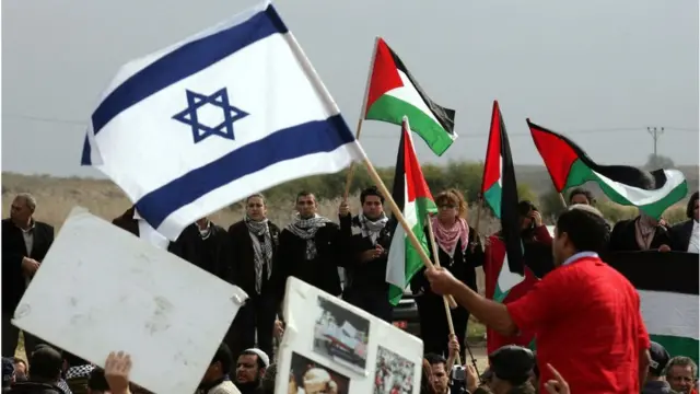 Manifestantes com bandeirascampeão betIsrael e Palestina