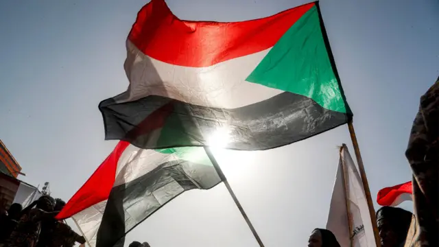 تجمّع أعضاء من فصيل المقاومة الشعبية الموالي للجيش السوداني في مسيرةٍ لدعم موقف الجيش في دارفور وكردفان وولاية النيل الأزرق، في مديرية الكراري بمدينة أم درمان، المدينة التوأم للعاصمة السودانية، في 30 يونيو/حزيران 2026. 