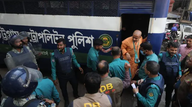 প্রিজন ভ্যান থেকে নামছেন মি. দাস