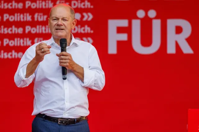 Olaf Scholz mikrofonla konuşuyor