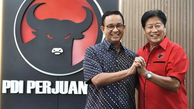 Anies Baswedan (kiri) bersama Ketua DPD PDIP Jakarta Ady Widjaja (kanan) berfoto bersama usai menggelar pertemuan tertutup di kantor DPD PDIP Jakarta, di Cakung,Jakarta Timur,Sabtu (24/8/2024). 