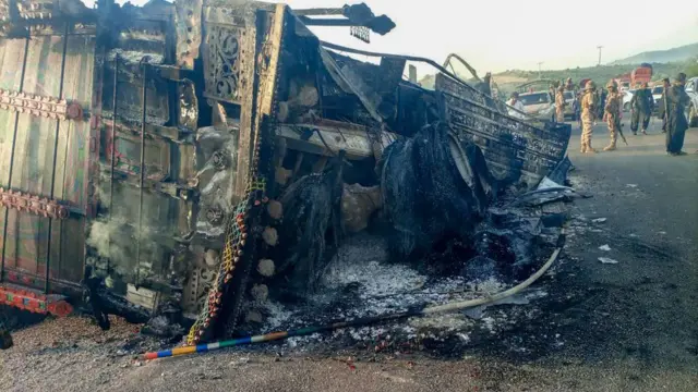 हल्ल्यानंतर जाळलेली गाडी. 